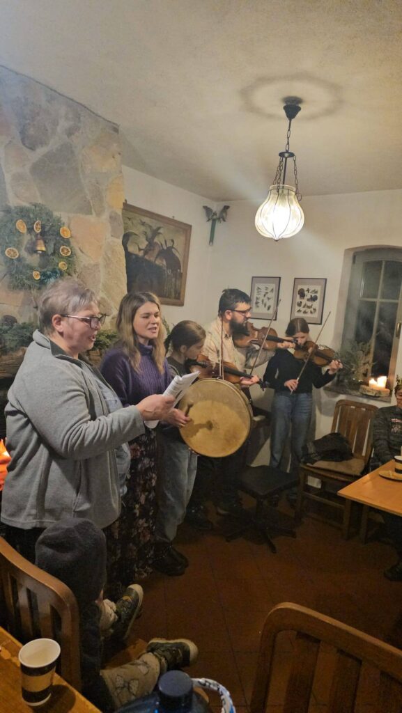 
kolędowanie z turoniem i gwiazdą Swoi Stępczak 