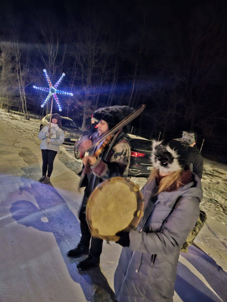 
kolędowanie z turoniem i gwiazdą Swoi Stępczak 